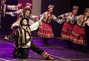 Foto de grupo de dança cultural ucraniana